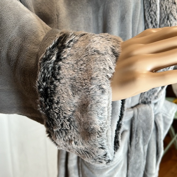 Luxurious 🤩 Faux Fur Bath Robe from Hotel Collection. - Picture 9 of 12